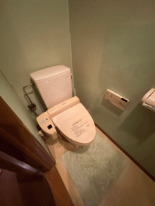 ホワイト系織物調のクロスでより空間を広く感じるトイレ 世田谷区S様邸 ホワイト系織物調のクロスでより空間を広く感じるトイレ 世田谷区S様邸